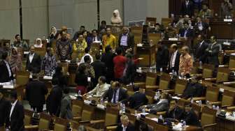 Rapat Paripurna pengambilan keputusan penetapan RUU Pilkada berlangsung ricuh di ruang sidang Nusantara II DPR RI Jakarta, Jumat (26/9) dinihari. [suara.com/Kurniawan Mas'ud]