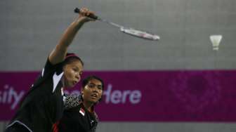 Ganda putri Indonesia Nitya Krishinda dan Gresya Polii mengalahkan pasangan Jepang Matsutomo dan Takahashia pada final perorangan Ganda Putri Asian Games ke-17 di Gyeyang Gymnasium, Incheon, Korsel, Sabtu (27/9). [Reuters/Olivia Harris]