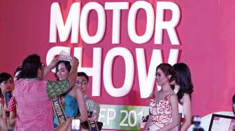 Delegasi Daihatsu Febrizky dinobatkan menjadi Miss Motor Show 2014 pada perayaan penutupan IIMS 2014, Sabtu (27/9). [suara.com/Kurniawan Mas'ud]