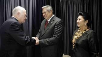 Presiden Susilo Bambang Yudhoyono didampingi Ibu Negara Ani Yudhoyono (kanan) mendapat ucapan selamat memberi kuliah umum di George Washington University (GWU), Washington DC, Amerika Serikat, Jumat (26/9) waktu setempat. [Rumgapres/Abror]
