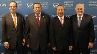 Presiden Susilo Bambang Yudhoyono berpose bersama usai memberi kuliah umum di George Washington University (GWU), Washington DC, Amerika Serikat, Jumat (26/9) waktu setempat. [Rumgapres/Abror]