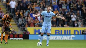 Reaksi Edin Dzeko dalam pertandingan di KC Stadium. Dalam laga itu Dzeko mencetak dua gol ke gawang Hull City [Reuters/Philip Brown]