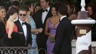 Aktor Matt Damon dan istrinya adalah salah satu tamu yang menghadiri resepsi pernikahan George Clooney-Amal Alamuddin di Hotel Aman, Grand Canal Venesia, Sabtu (27/9/2014). (Reuters/Alessandro Bianchi) 