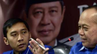 Ketua Harian DPP Partai Demokrat Syarief Hasan (kanan) bersama Sekjen Partai Demokrat Edhie Baskoro Yudhoyono memberi keterangan pers di kantor DPP Partai Demokrat, Jakarta, Senin (29/9). [Antara/Fanny Octavianus]