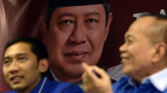 Ketua Harian DPP Partai Demokrat Syarief Hasan (kanan) bersama Sekjen Partai Demokrat Edhie Baskoro Yudhoyono memberi keterangan pers di kantor DPP Partai Demokrat, Jakarta, Senin (29/9). [Antara/Fanny Octavianus]