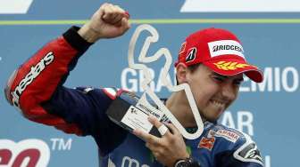 Pebalap asal Spanyol dari tim Yamaha Jorge Lorenzo berhasil memenangkan balapan di sirkuit Aragon di Alcaniz, Spanyol, Minggu (28/9). [Reuters/Albert Gea]