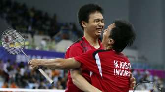 Ekspresi ganda putra Indonesia Hendra Setiawan (kiri) dan Mohammad Ahsan setelah mengalahkan pasangan Korea Selatan, Lee Yongdae dan Yoo Yeonseong. (REUTERS/Olivia Harris)