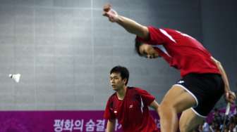 Ganda putra Indonesia Hendra Setiawan (kiri) dan Mohammad Ahsan saat mengembalikan pukulan pemain Korea Selatan.(REUTERS/Olivia Harris)