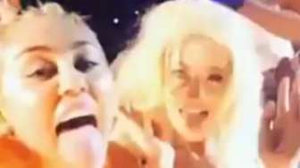 Video: Miley Cyrus Nyanyi Sambil "Selfie" Saat Konser di Sao Paulo