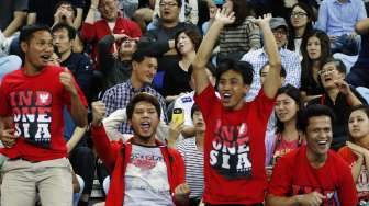 Pendukung Indonesia (depan) meluapkan kegembiraannya setelah pasangan Mohammad Ahsan dan Hendra Setiawan mengalahkan pasangan Korea Selatan di final ganda putra di Gyeyang Gymnasium. (REUTERS/Olivia Harris)