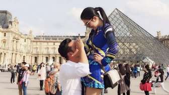 Syahrini Mesra dengan Lelaki Misterius di Paris