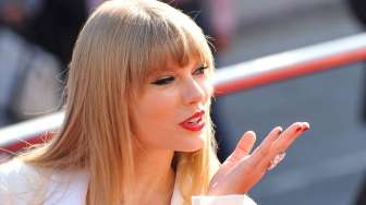 Taylor Swift Putuskan Calvin Harris Lewat Telepon usai Kecelakaan