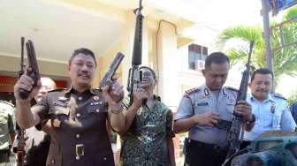 Pemusnahan senjata api (senpi) rakitan hasil sitaan di depan Kantor Kejaksaan Negeri Palu, Sulawesi Tengah, Rabu (1/10). [Antara/Basri Marzuki]