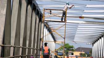 Pekerja mengecat jembatan sebelah Selatan untuk persiapan ujicoba jembatan Comal di jalur pantura, Pemalang, Jateng, Rabu (1/10). [Antara/Oky Lukmansyah]