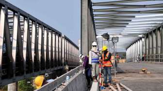 Pekerja menyelesaikan perbaikan jembatan Comal sebelah Selatan di jalur pantura, Pemalang, Jateng, Rabu (1/10). [Antara/Oky Lukmansyah]