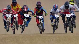 Atlet Sepeda BMX Putra Indonesia Toni Syarifudin (kiri) memacu sepedanya pada start Sepeda BMX Putra Asian Games ke-17 di Ganghwa Asiad BMX Track, Incheon, Rabu (1/10). [Antara/Saptono]