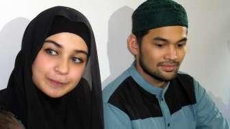 Pasangan artis Teuku Wisnu dan Shireen Sungkar menggelar akikahan untuk anak pertama mereka, Teuku Adam Al Fatih. di kediaman mereka, di bilangan Bintaro, Tangerang Selatan, Rabu (1/10). [suara.com/Yazir Farouk]