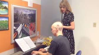 Video: Kunjungi Rumah Sakit, Taylor Swift Berduet dengan Penderita Leukimia