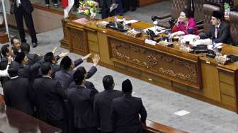 Anggota DPR dari Fraksi PDI-P beserta koalisi memprotes Pimpinan sidang sementara dalam sidang paripurna ke-2 untuk pemilihan pimpinan DPR di Kompleks Parlemen Senayan, Jakarta, Kamis (2/10) dini hari. [suara.com/Kurniawan Mas'ud]