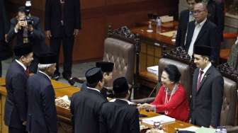 Pimpinan Sidang Paripurna Sementara DPR RI mengesahkan paket pimpinan yang diusung oleh tujuh fraksi kubu Prabowo di Gedung Nusantara II Jakarta, Kamis (2/10) dini hari. [suara.com/Kurniawan Mas'ud]