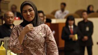 Putri Bungsu mantan Gubernur Banten Ratu Atut Chosiyah, Andiara Aprilia Hikmat mengikuti rapat paripurna anggota Dewan Perwakilan Daerah (DPD) periode 2014-2019 di Gedung Nusantara V Jakarta, Kamis (2/10). [suara.com/Kurniawan Mas'ud]