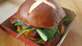 Uniknya "Pretzel Cheeseburger" dari Wendy's