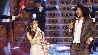 Duet maut Ayu ting-ting feat Shaheer Sheikh (Arjuna) dalam acara \"Mahabharata Show\" di Teater Bhineka Tunggal Ika, Taman Mini Indonesia Indah Jakarta, Jumat (3/10) malam. [suara.com/Kurniawan Mas'ud]