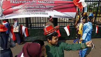 Puluhan mahasiswa yang tergabung dalam Paguyuban Ini Bangsaku melakukan aksi tolak bala di depan gedung DPR/MPR RI Senayan Jakarta, Minggu (5/10). [suara.com/Kurniawan Mas'ud]