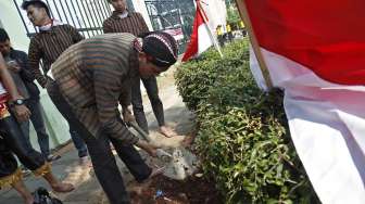 Puluhan mahasiswa yang tergabung dalam Paguyuban Ini Bangsaku melakukan aksi tolak bala di depan gedung DPR/MPR RI Senayan Jakarta, Minggu (5/10). [suara.com/Kurniawan Mas'ud]