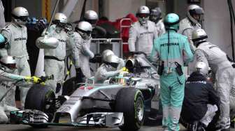 Pebalap tim Mercedes Lewis Hamilton memenangkan balapan di Sirkuit Suzuka di Jepang, Minggu (5/10). [Reuters/Yuriko Nakao]