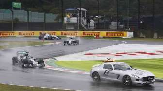 Pebalap tim Mercedes Lewis Hamilton memenangkan balapan di Sirkuit Suzuka di Jepang, Minggu (5/10). [Reuters/Yuya Shino]