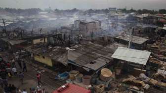 Puing-puing bangunan yang terbakar di lokasi pengasinan ikan, Muara Angke, Jakarta Utara, Senin (6/10). [Antara/Sigid Kurniawan]