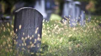 Hidup Susah Matipun Tak Mudah, Warganet Dihebohkan dengan Baliho Daftar Harga Satu Set Kuburan