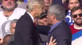 Video: Kesal, Wenger Damprat dan Dorong Mourinho