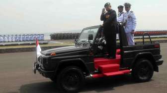 Presiden sebagai Panglima tertinggi Tentara Nasional Indonesia (TNI), Susilo Bambang Yudhoyono  melakukan inspeksi pasukan ketika Upacara peringatan HUT ke-69 TNI di Dermaga Ujung, Koarmatim, Surabaya, Jatim, Selasa (7/10).  [Antara/M Risyal Hidayat]