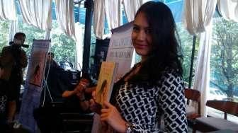 Rilis Buku, Pevita Pearce Ungkap Kehidupan Pribadi