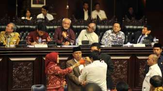 Suasana pemungutan suara pemilihan calon pimpinan MPR perwakilan DPD di Kompleks Parlemen, Senayan, Jakarta, Senin (6/10). [Antara/Ismar Patrizki]