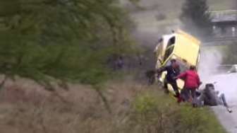 Terbalik, Mobil Rally Nyaris Timpa Tujuh Penonton