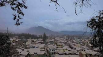 Suasana Kota Brastagi tertutup debu vulkanik akibat dampak erupsi Gunung Sinabung, Karo, Sumut, Kamis (9/10).  [Antara/Tibta Perangin-angin]