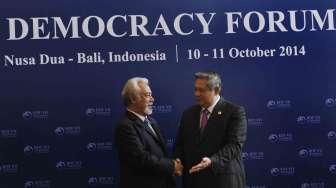 Presiden Susilo Bambang Yudhoyono (kanan) menyambut Perdana Menteri Timor Leste, Xanana Gusmao (kiri) saat menghadiri Bali Democracy Froum (BDF) VII di Nusa Dua, Bali, Jumat (10/10). [Antara/Nyoman Budhiana]