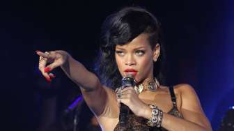 Hadis Apa yang Dipakai saat Fashion Show Lingerie Rihanna?
