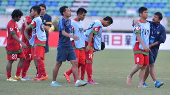 Pelatih Timnas U-19 Indonesia, Indra Sjafri (kanan), coba menyemangati para pemainnya, usai kekalahan 0-1 dalam laga Grup B Piala Asia U-19 melawan Australia, di Yangon, Myanmar, Minggu (12/10/2014). [Antara/Andika Wahyu]