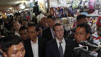 Mark Zuckerberg di ajak blusukan oleh presiden terpilih Joko Widodo ke  Pasar Blok A Tanah Abang, Jakarta Pusat, Senin (13/10). [suara.com/Kurniawan]