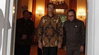 Ketua MPR RI Zulkifli Hasan didampingi wakil ketua MPR RI Osman Sapta Odang bertemu presiden dan wakil presiden terpilih Joko Widodo-Jusuf Kalla di rumah dinas Jokowi di Menteng Jakarta pusat, Senin (13/10). [suara.com/Kurniawan Mas'ud]