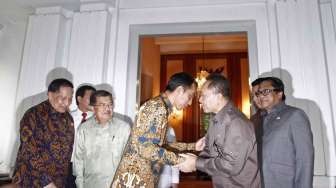 Ketua MPR RI Zulkifli Hasan didampingi wakil ketua MPR RI Osman Sapta Odang bertemu presiden dan wakil presiden terpilih Joko Widodo-Jusuf Kalla di rumah dinas Jokowi di Menteng Jakarta pusat, Senin (13/10). [suara.com/Kurniawan Mas'ud]