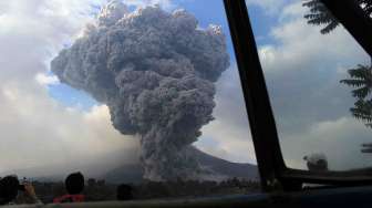 Gunung Sinabung kembali meletus di DesaTiga Pancur, Simpang Empat, Karo, Sumut, Senin (13/10). [Antara/Septianda Perdana]