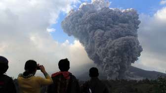 Gunung Sinabung kembali meletus di DesaTiga Pancur, Simpang Empat, Karo, Sumut, Senin (13/10). [Antara/Septianda Perdana]