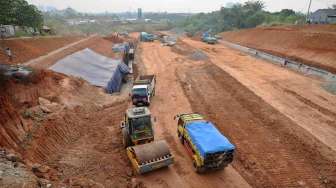 Pembangunan proyek Tol Cijago, di Jalan Juanda, Depok, Jawa Barat, Senin (13/10). [Antara/Indrianto Eko Suwarso]