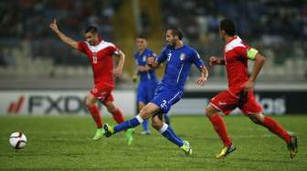 Dua pemain Malta mencoba menghentikan laju pemain Italia Giorgio Chiellini (tengah) [Reuters/Darrin Zammit Lupi]