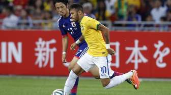 Neymar berebut bola dengan pemain Jepang Ryota Morioka [Reuters/Edgar Su]